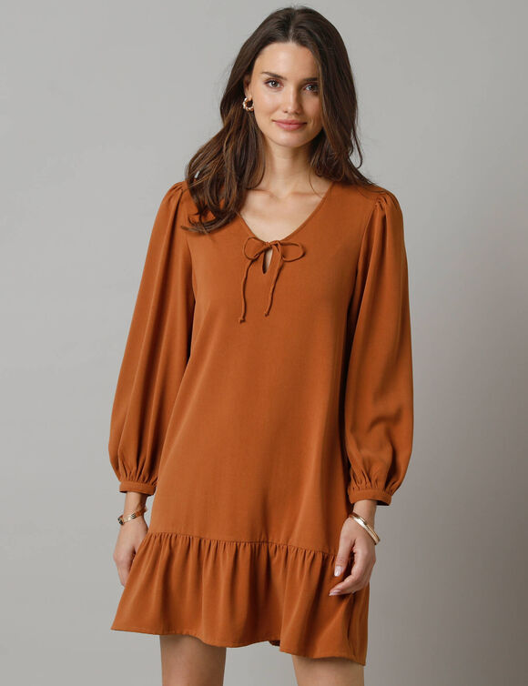 Robe courte volantée à nouettes, crêpe (ocre) Robe courte volantée à nouettes, crêpe (ocre)